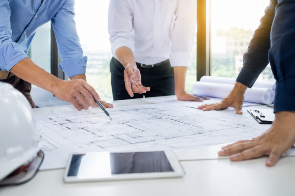 Arquitectos trabajando sobre el proyecto de pisos de obra nueva en Hospitalet.
